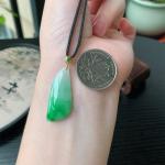18K金镶嵌飘绿随形吊坠